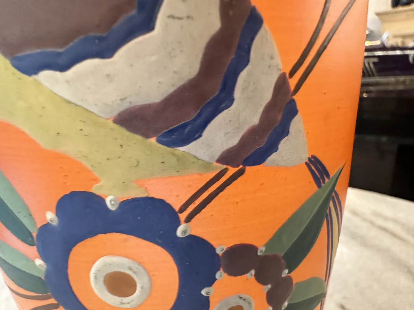 vaso antico decorato con fiori colorati su un tavolo