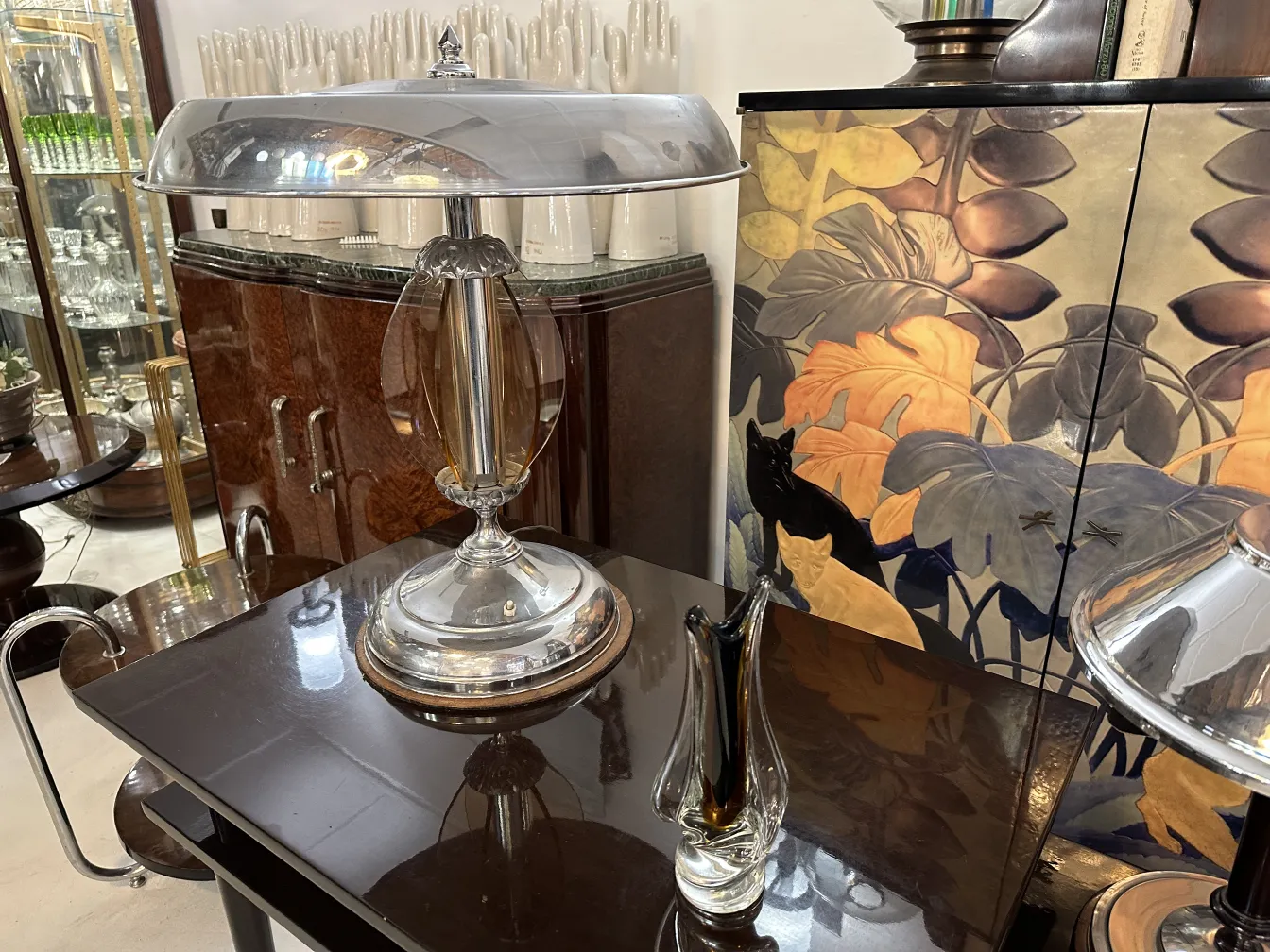 vase antico decorativo in un ambiente elegante