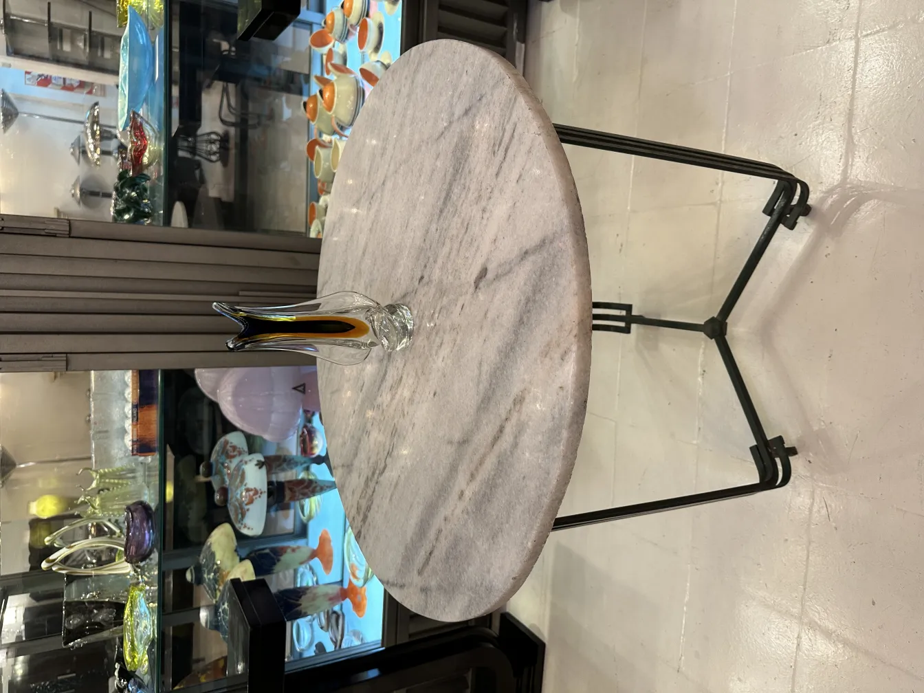vaso antico su tavolo in marmo con sfondo decorativo