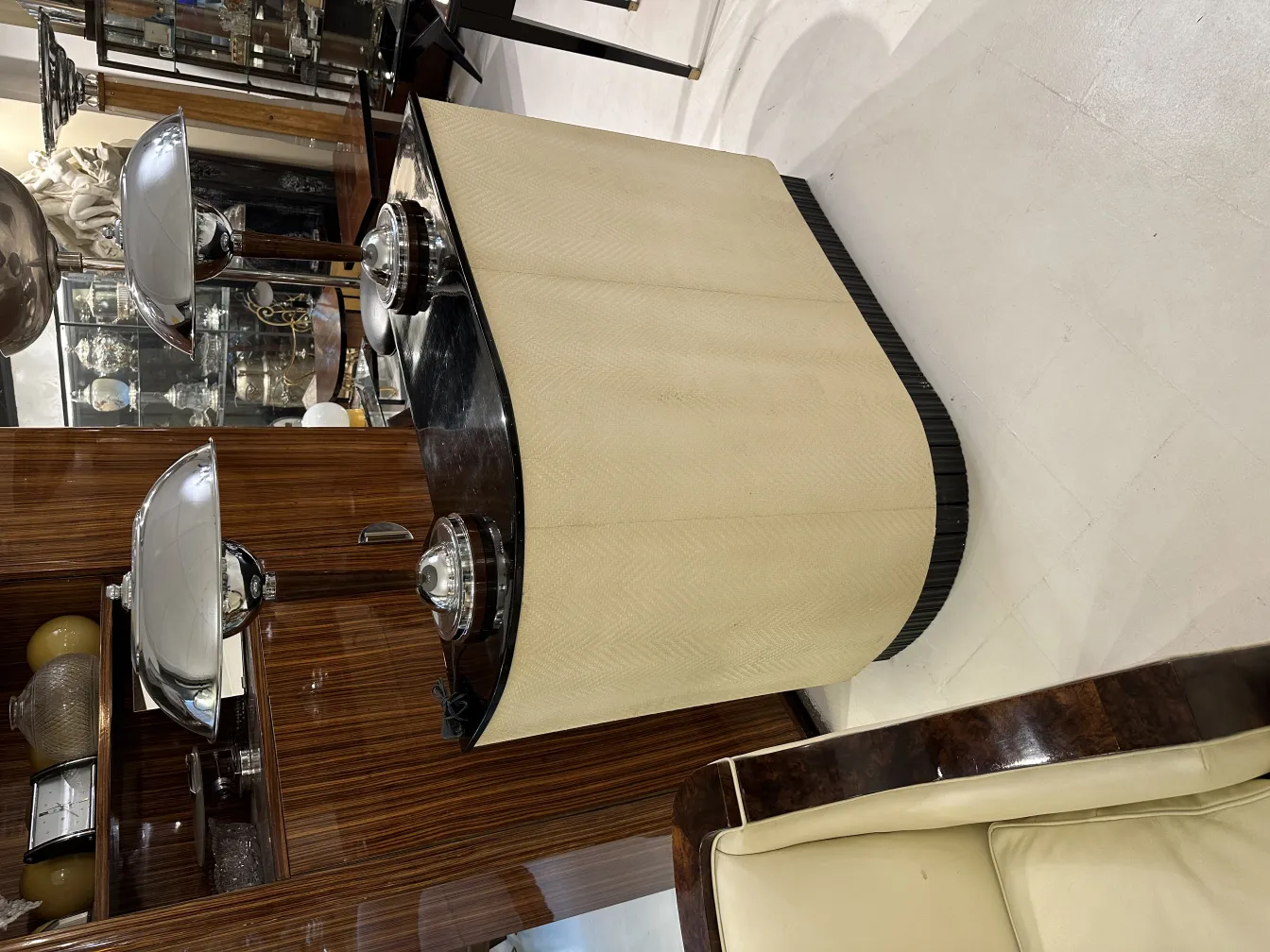 vaso antico con dettagli decorativi in un ambiente classico
