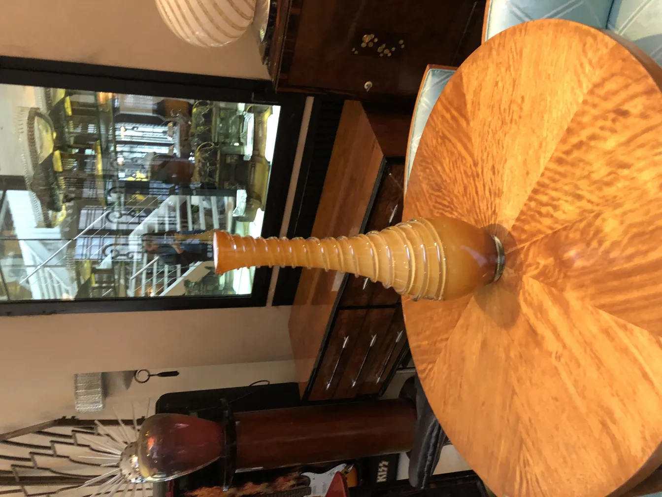 vase antico su un tavolo di legno, elegante e slanciato