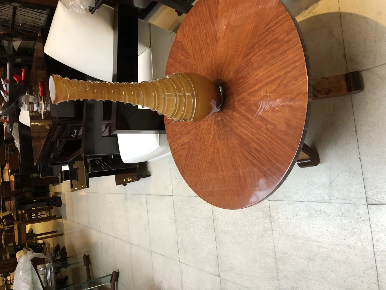 Vase antico decorativo su un tavolo di legno in un ambiente elegante.