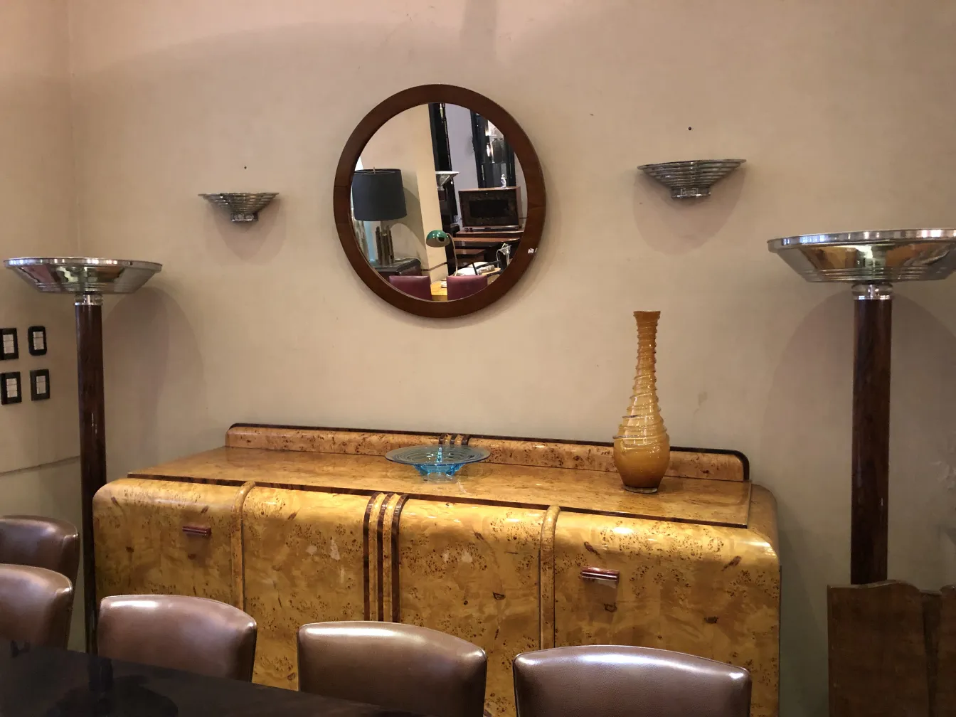 vaso antico su un tavolo in un ambiente elegante