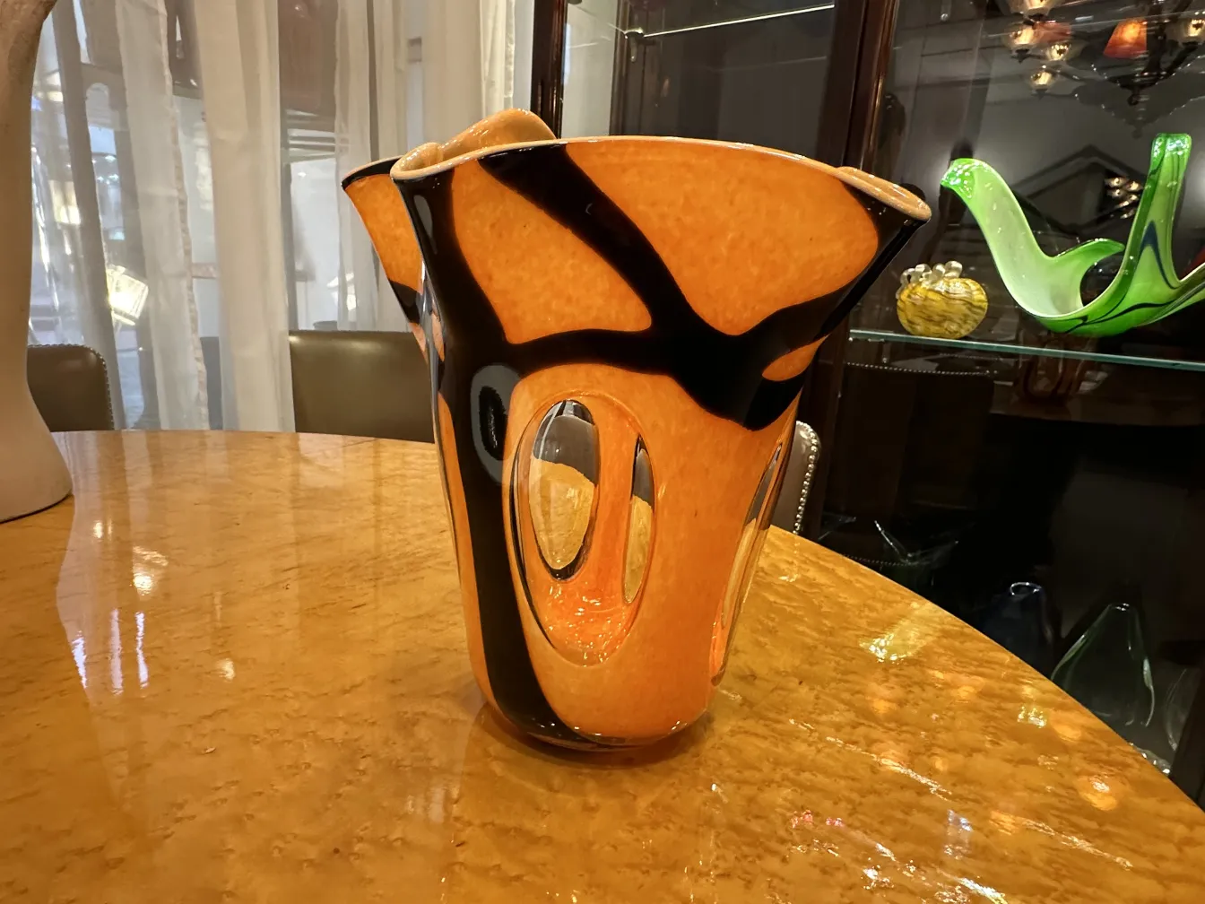 vaso antico con design colorato su tavolo