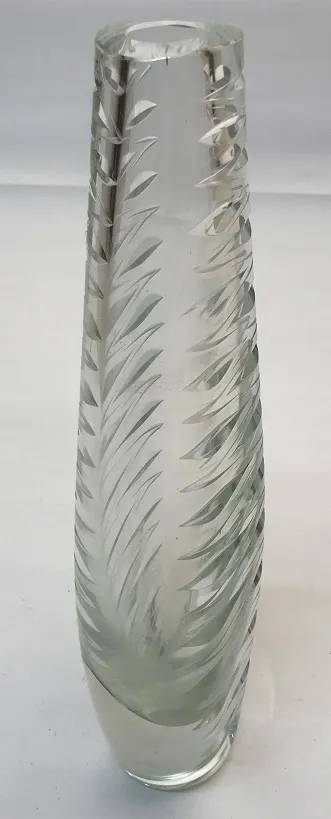 vaso antico con design elegante e intaglio a spirale