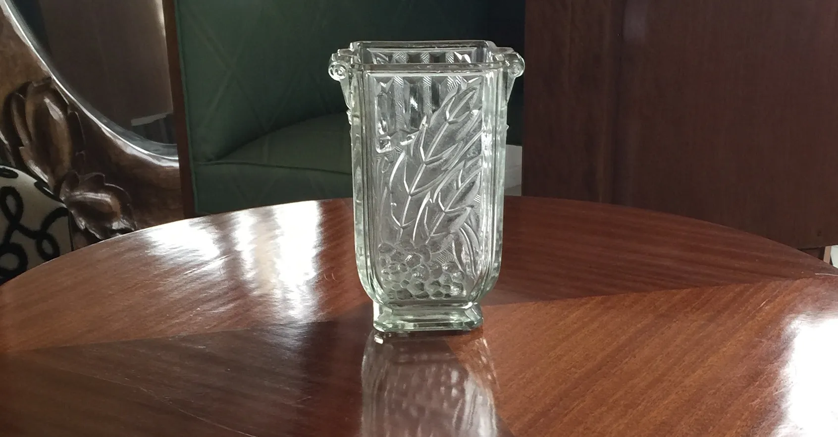 vaso antico con incisioni e forma distintiva in un ambiente elegante