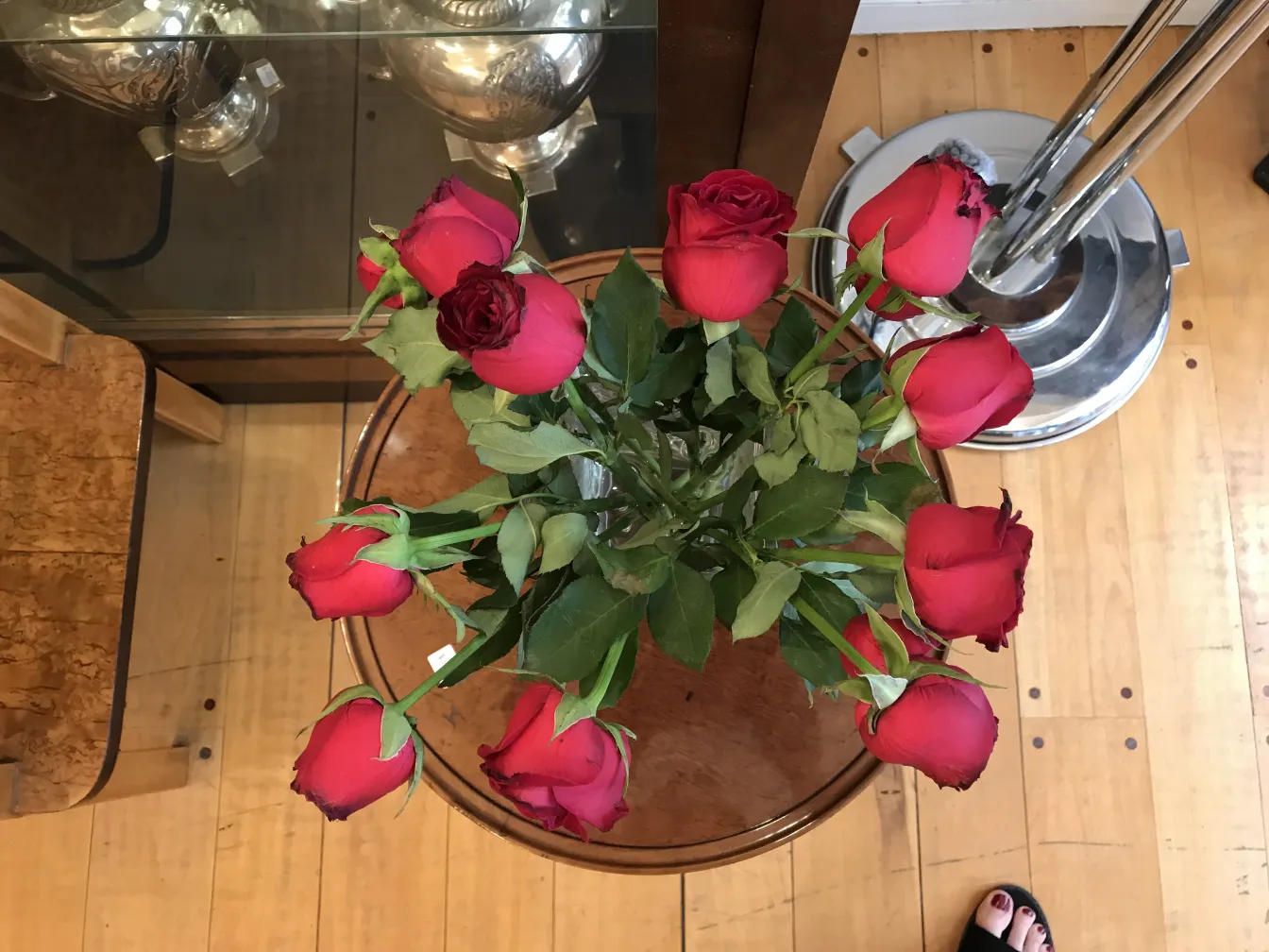 vaso antico con rose rosse sul tavolo
