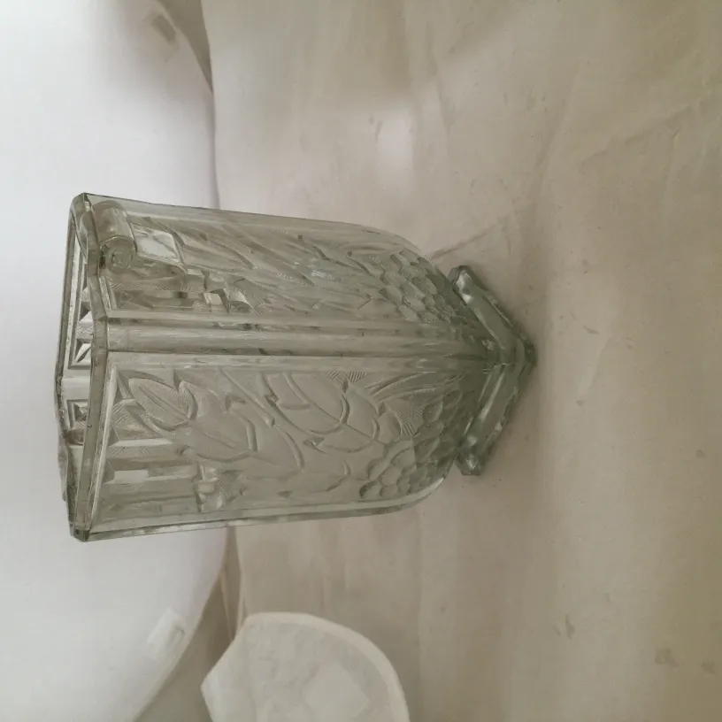 vaso antico in vetro con motivo intagliato