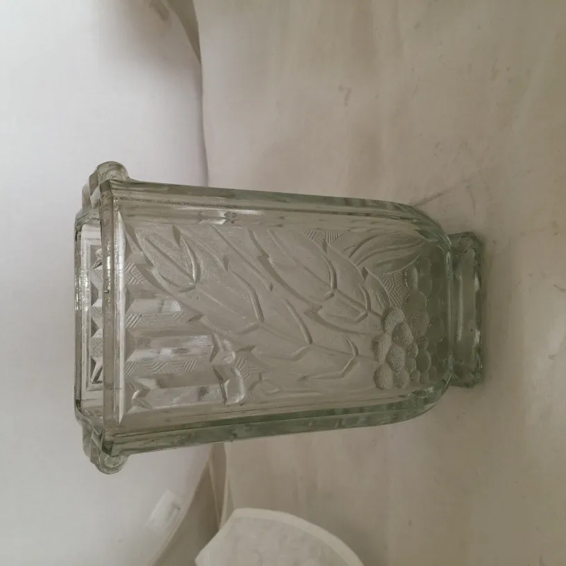 Vaso antico decorato con motivi naturali in un ambiente neutro