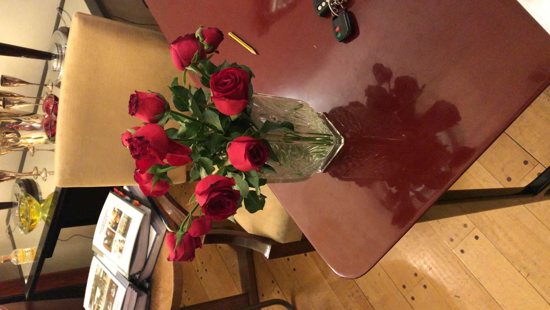 vaso antico su un tavolo con rose rosse e un'atmosfera accogliente