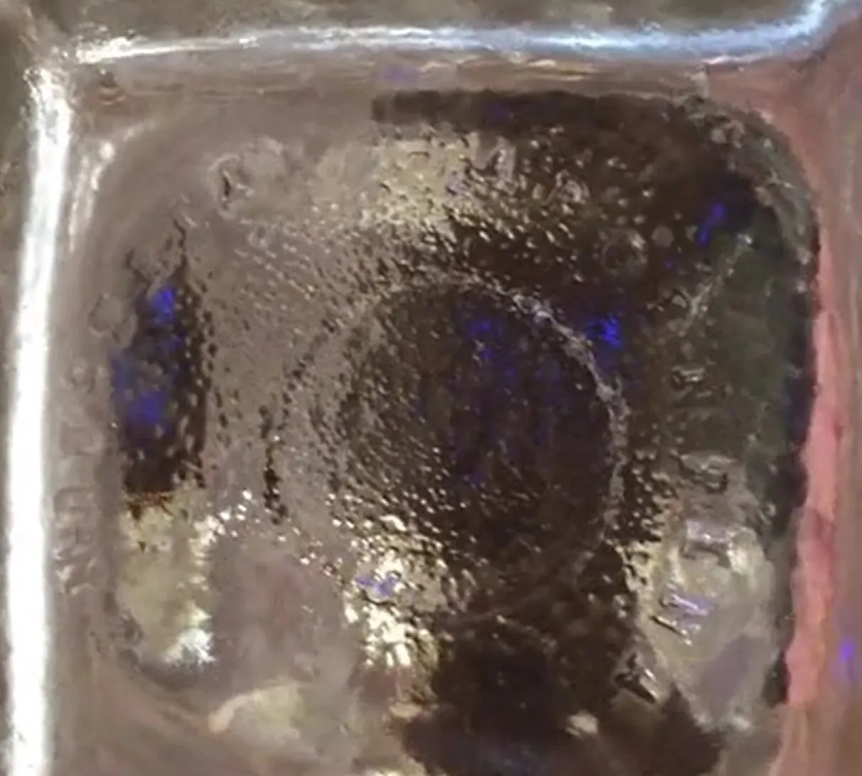 vase antico con texture brillante su sfondo sfocato