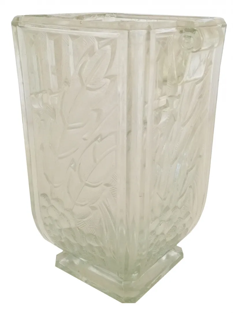 vaso antico con incisioni di foglie e fiori in un ambiente elegante