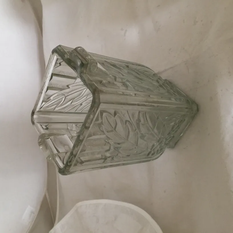 vase antico in vetro con motivo di foglie su sfondo chiaro