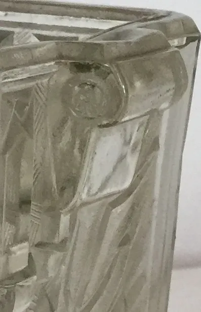 vaso antico con dettagli fini in vetro