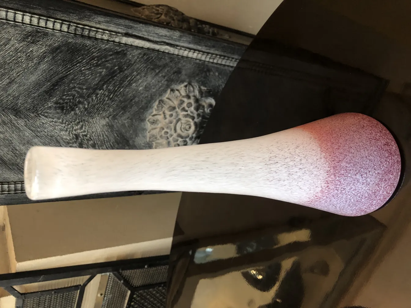 vaso antico con design colorato su un tavolo