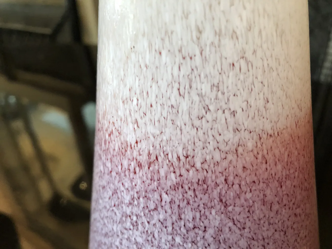 vaso antico con finitura degradé bianco e rosso, ambiente accogliente