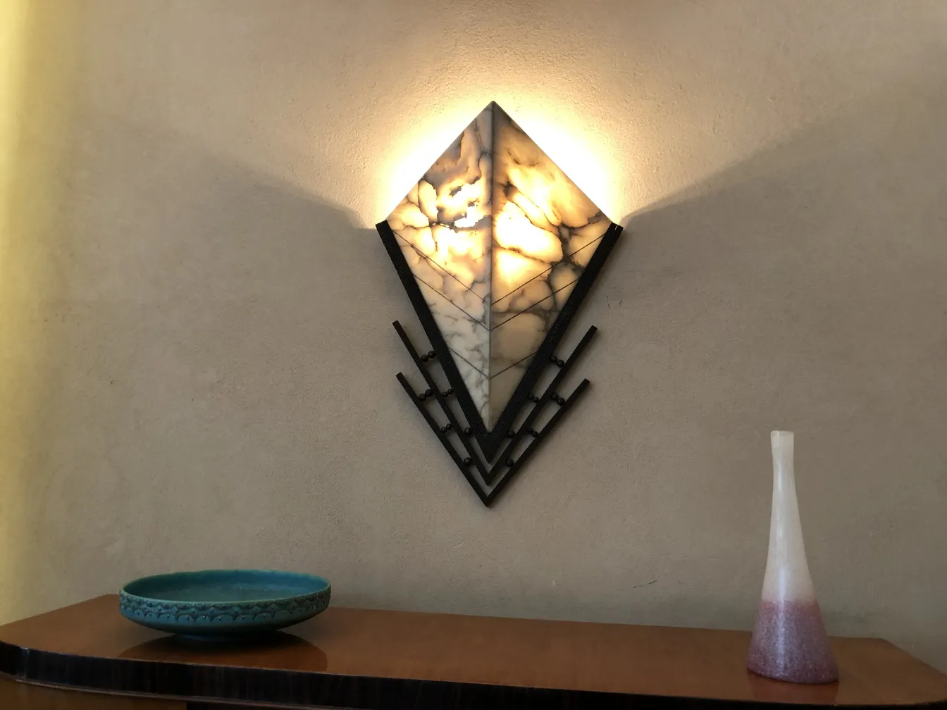 vaso antico in un ambiente elegante con luce soffusa
