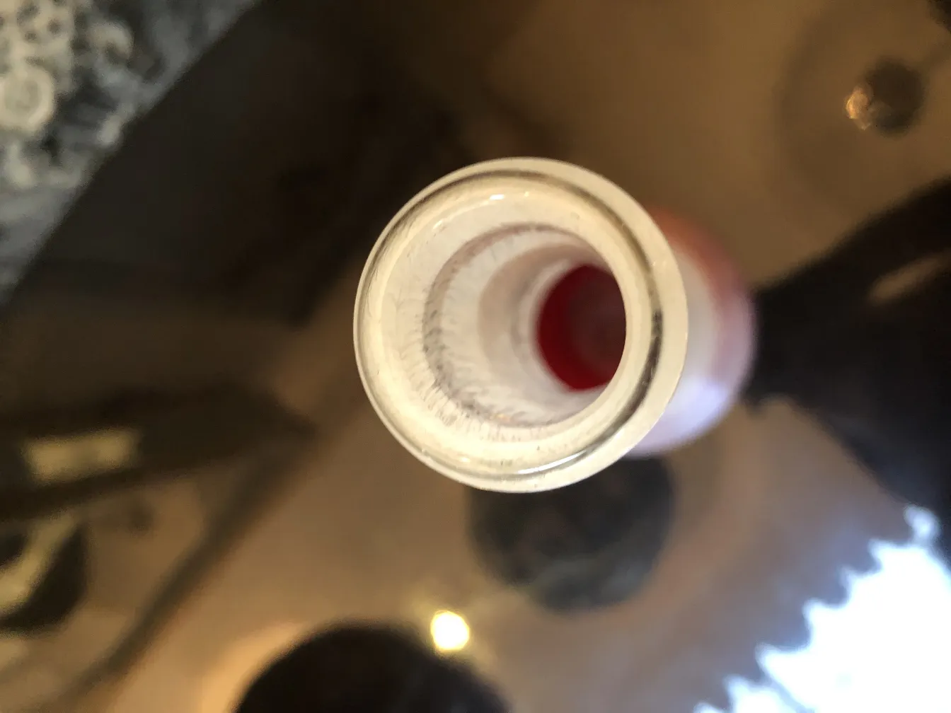 Vista dell'interno di un vaso antico decorativo di forma rotonda