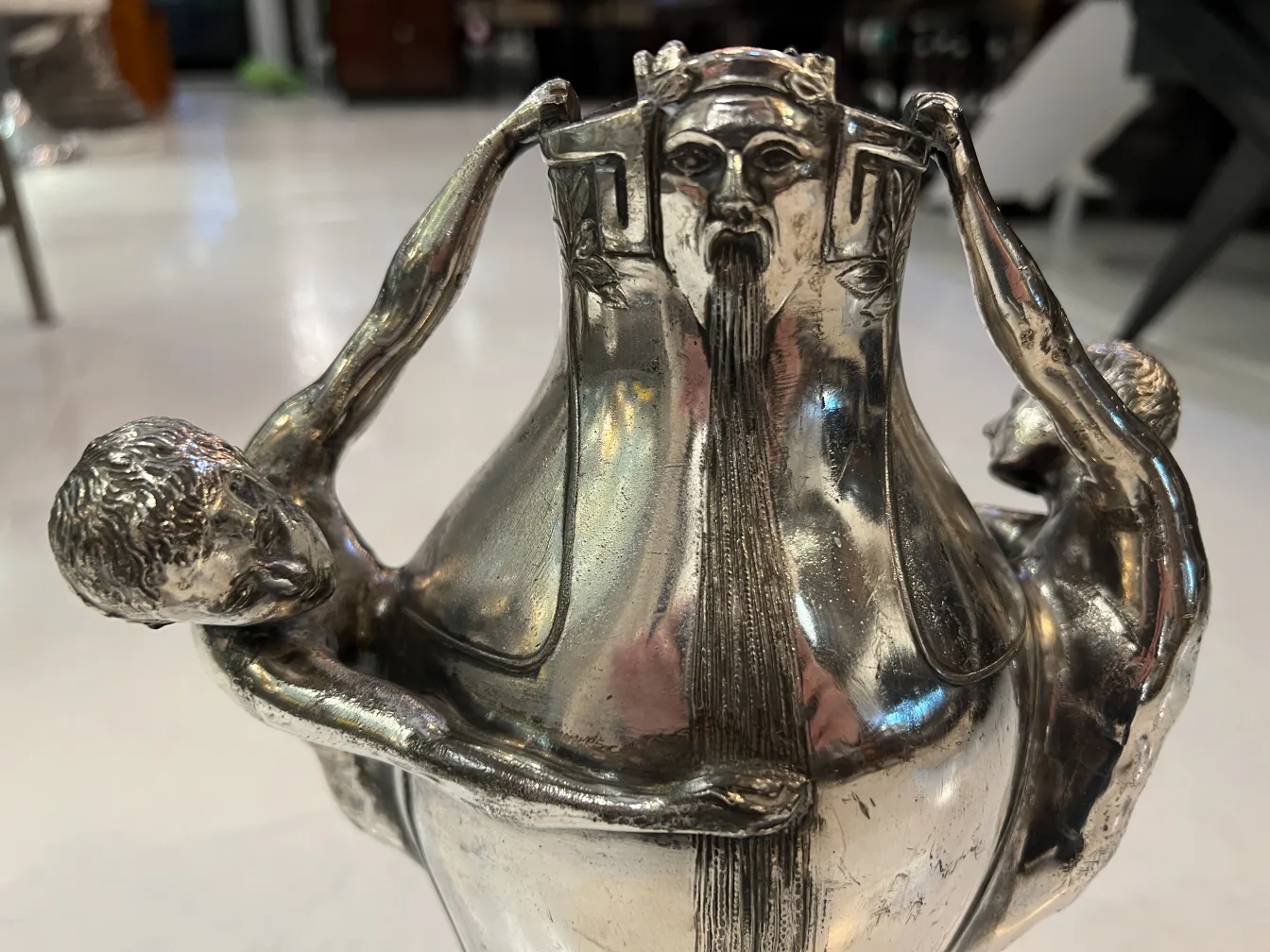vase antico decorato con figure umane in rilievo