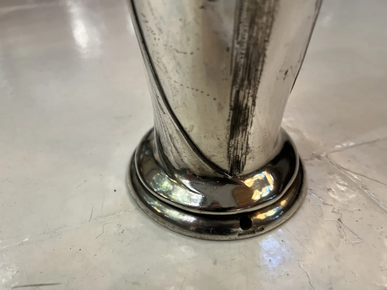 elegante vaso antico con base rotonda