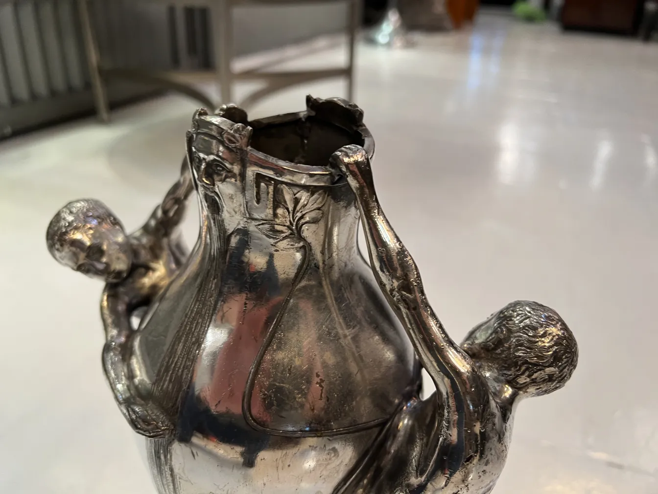 vaso antico decorato con figure umane, in un ambiente elegante