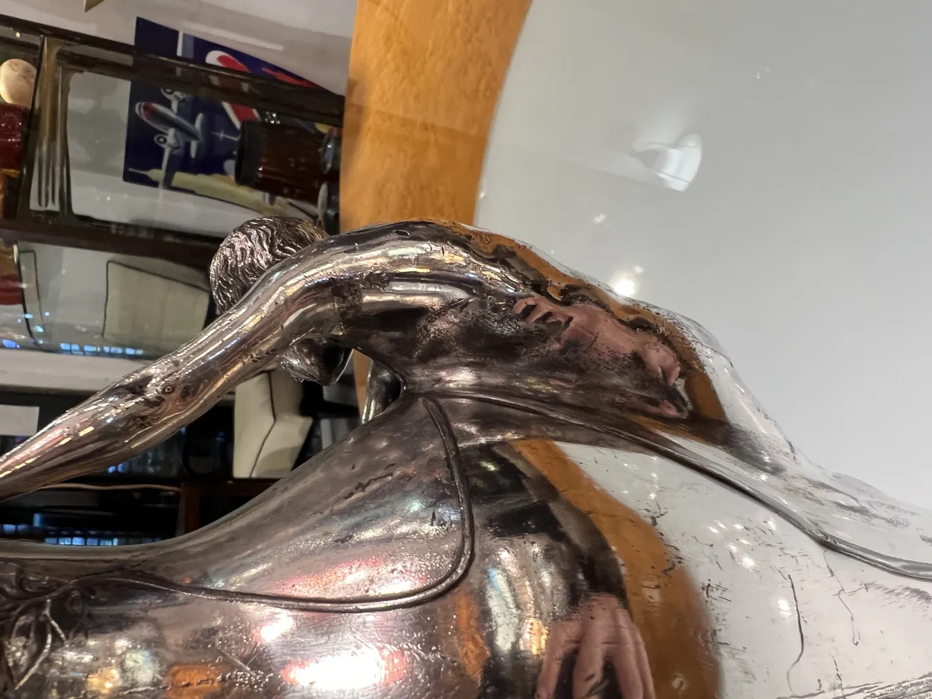 vase antico con figura decorativa lucida sulla superficie