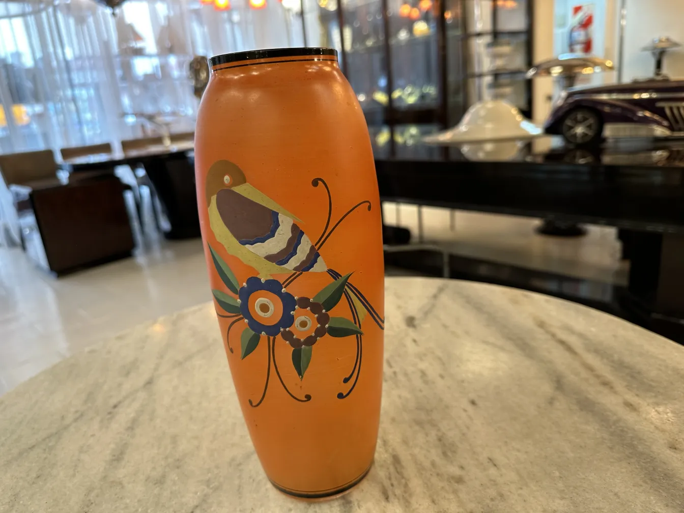 vaso antico arancione con decorazione floreale e uccello