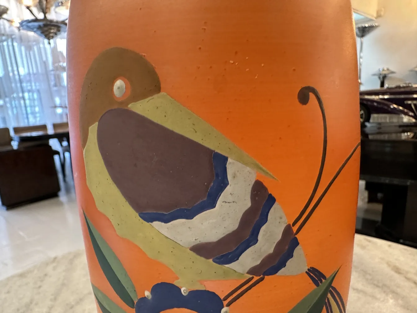 vase antico con un design vivace di uccello su sfondo arancione