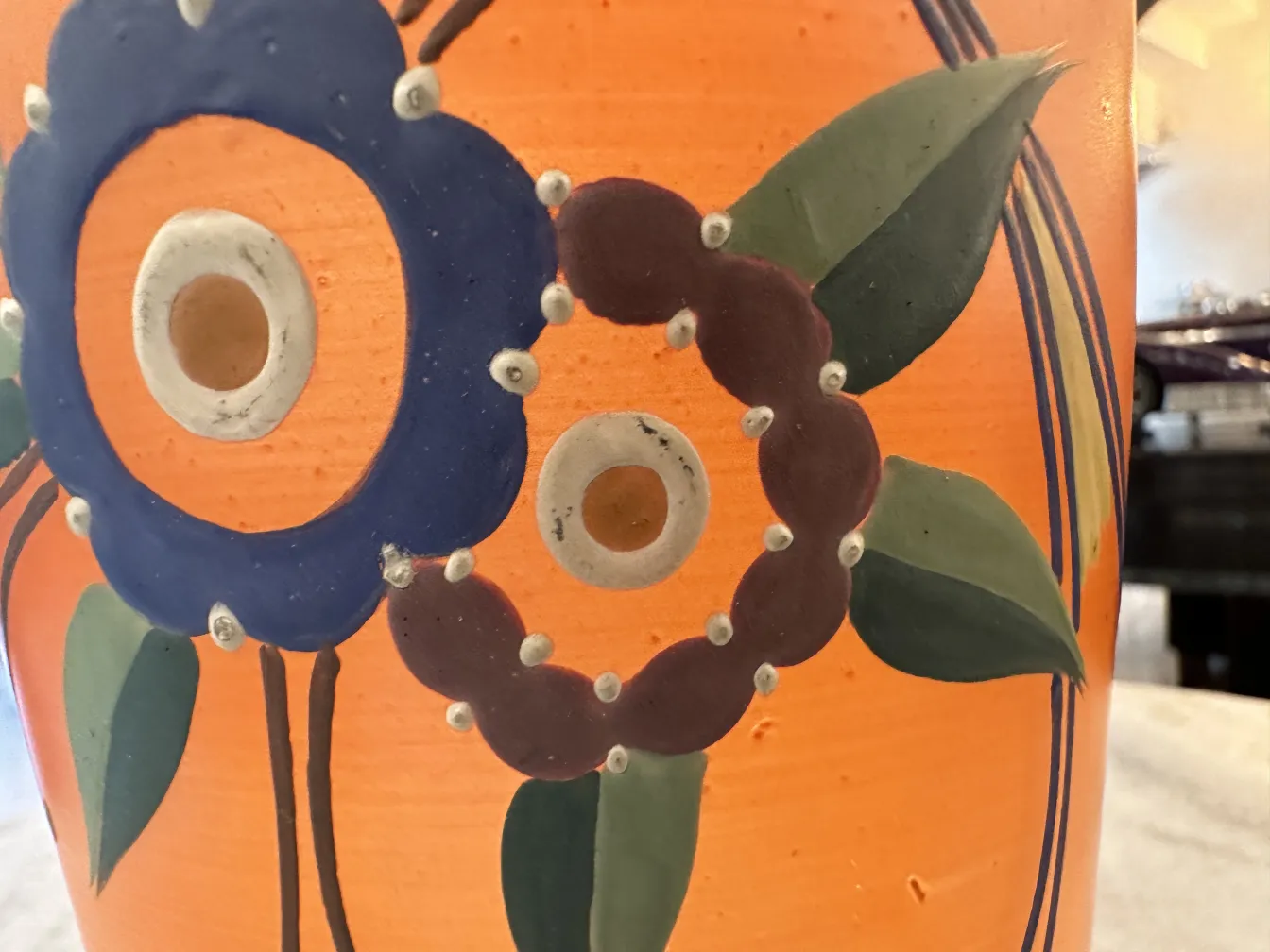 vase antico con motivo floreale in arancione e blu