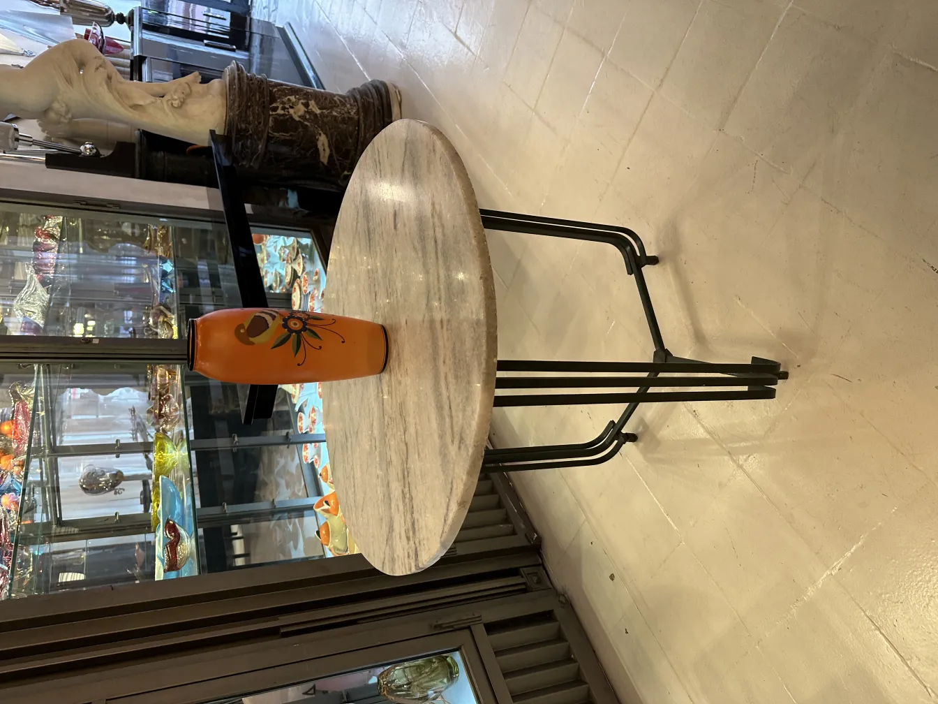 vase antico arancione con decorazione floreale in un contesto antico