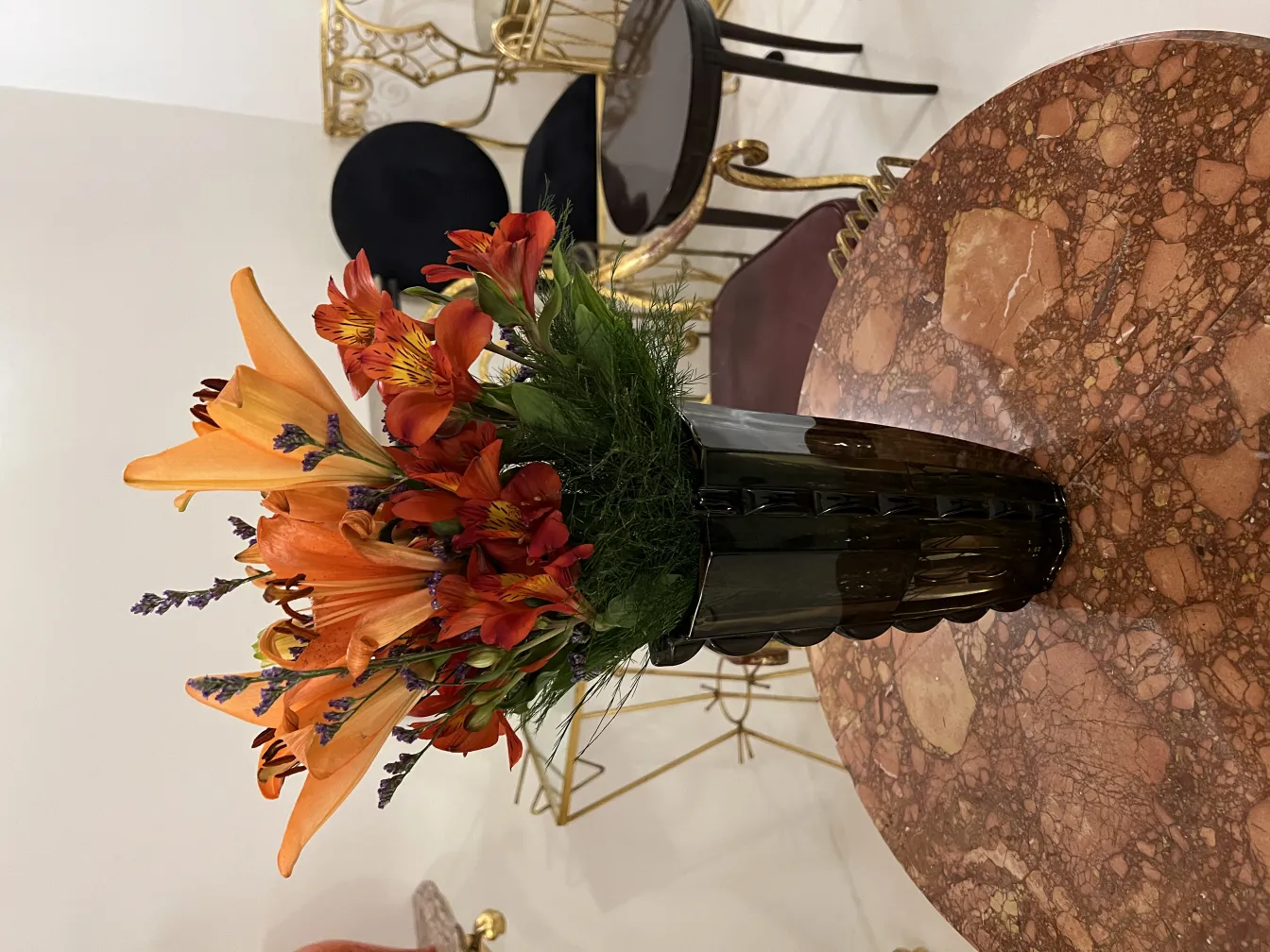 vase antico decorato con gigli arancioni e fiori verdi
