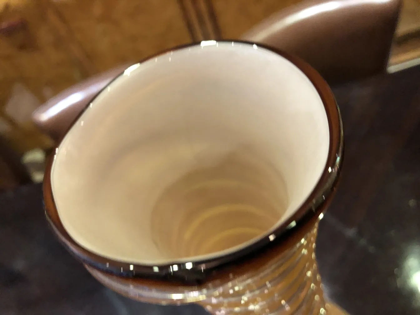 Vista dall'alto di un vaso antico decorato con dettagli eleganti
