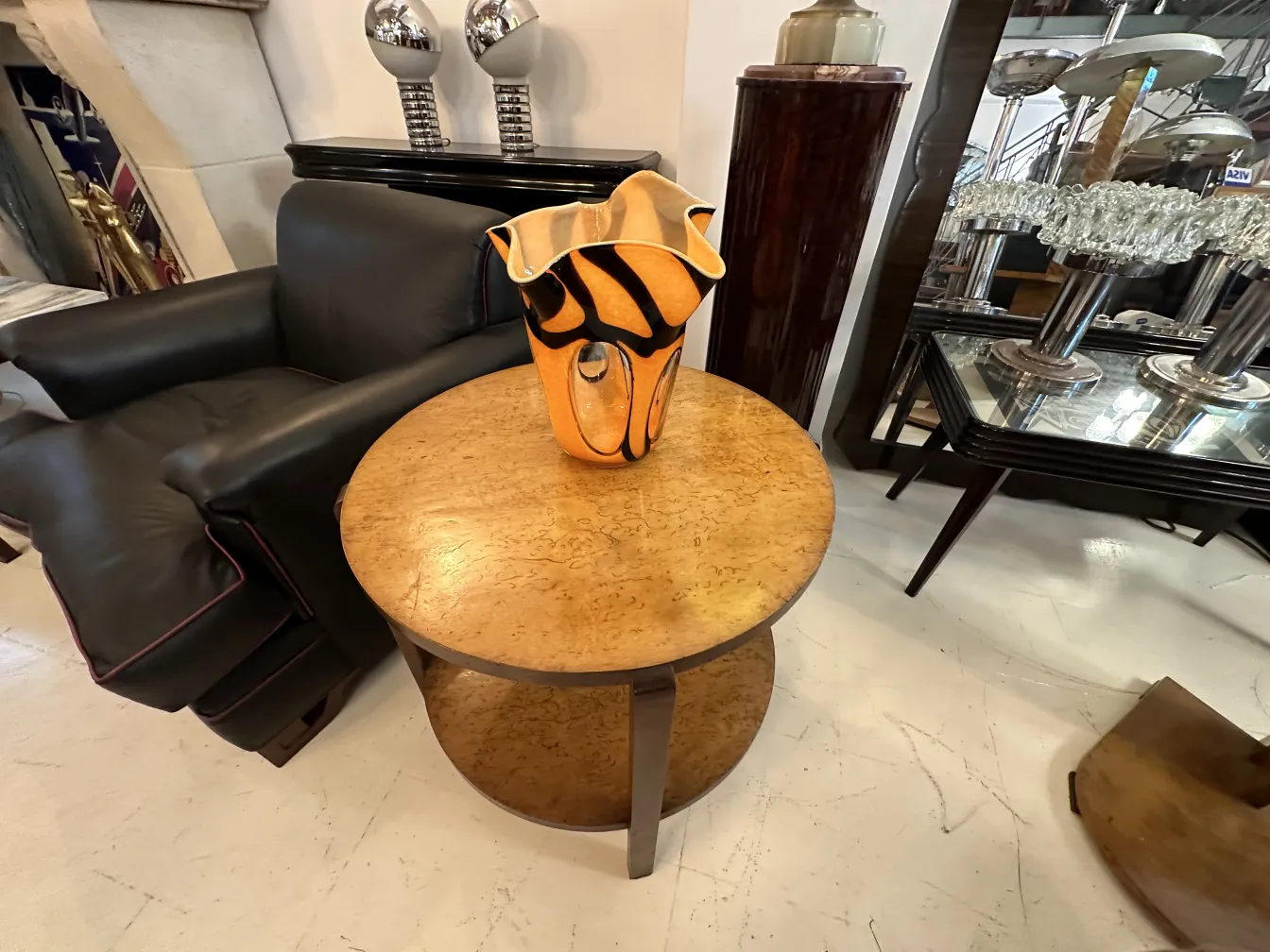 vaso antico decorativo arancione e nero su tavolo