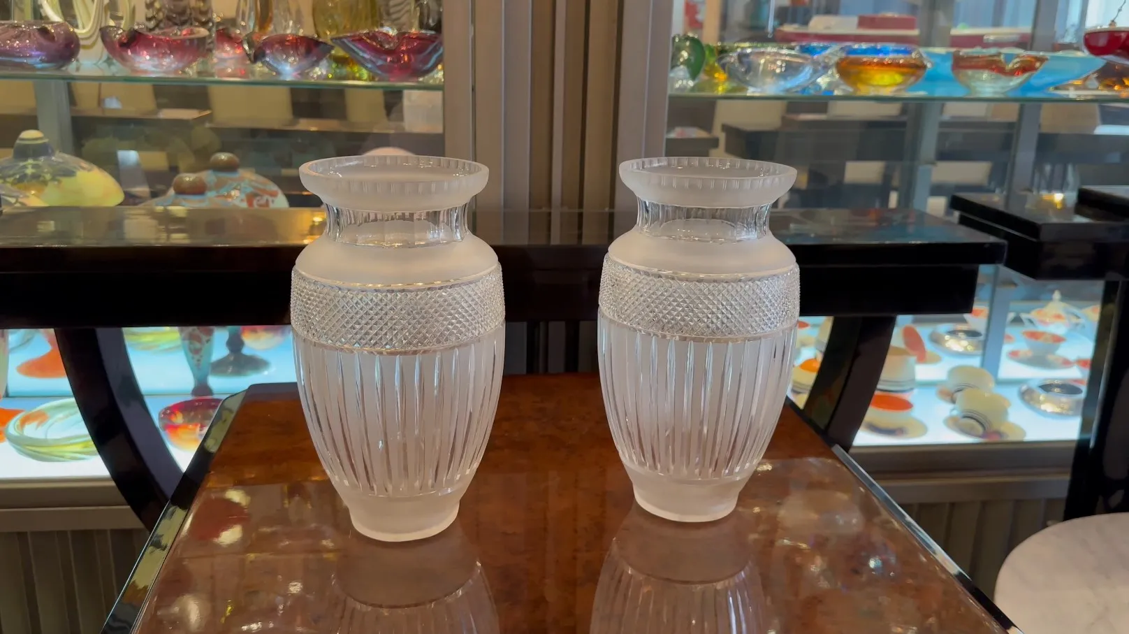 due vasi decorativi antichi in una vetrina luminosa