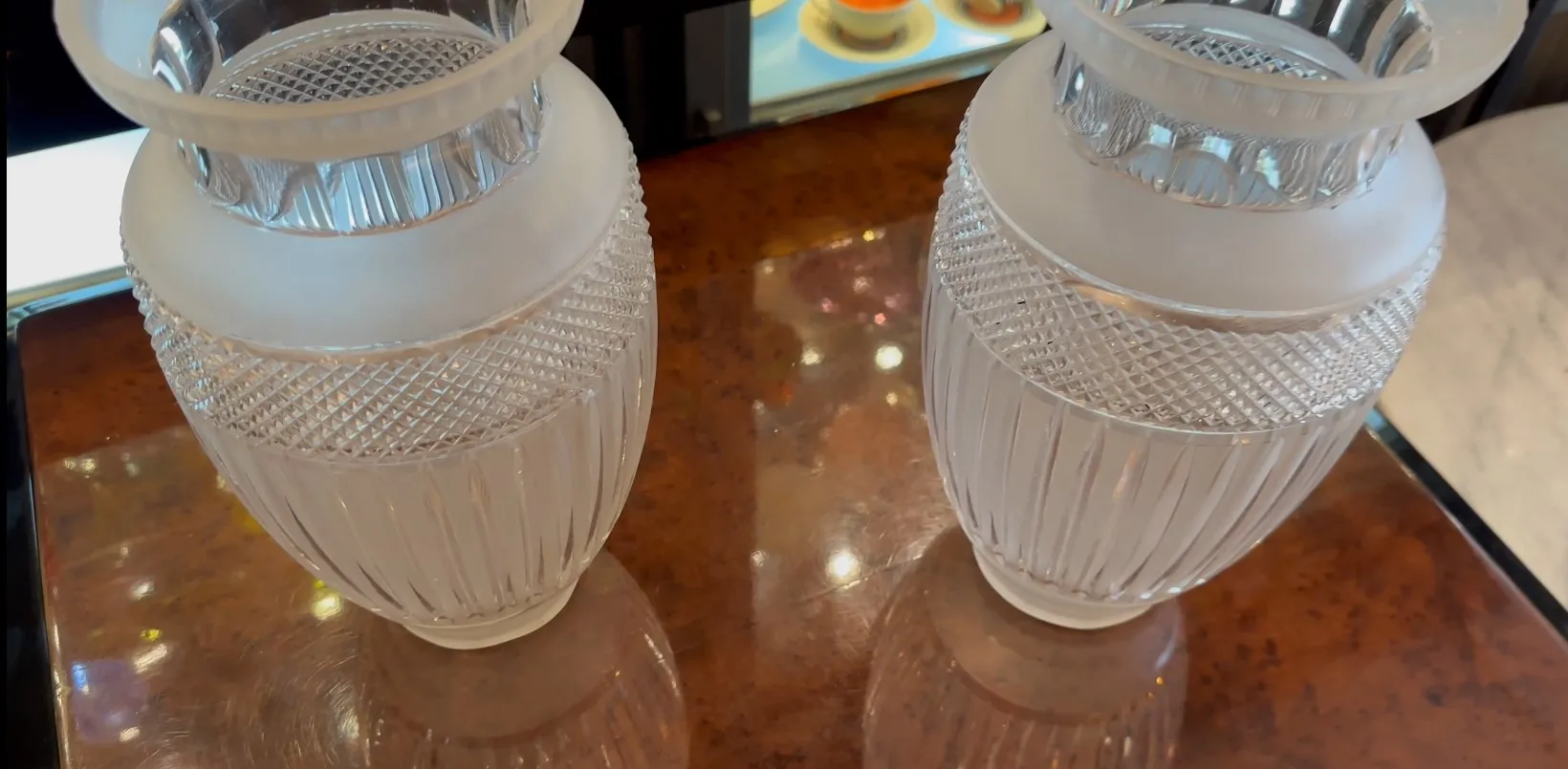 Due vasi decorativi antichi in un ambiente elegante con brillantezza sottile.