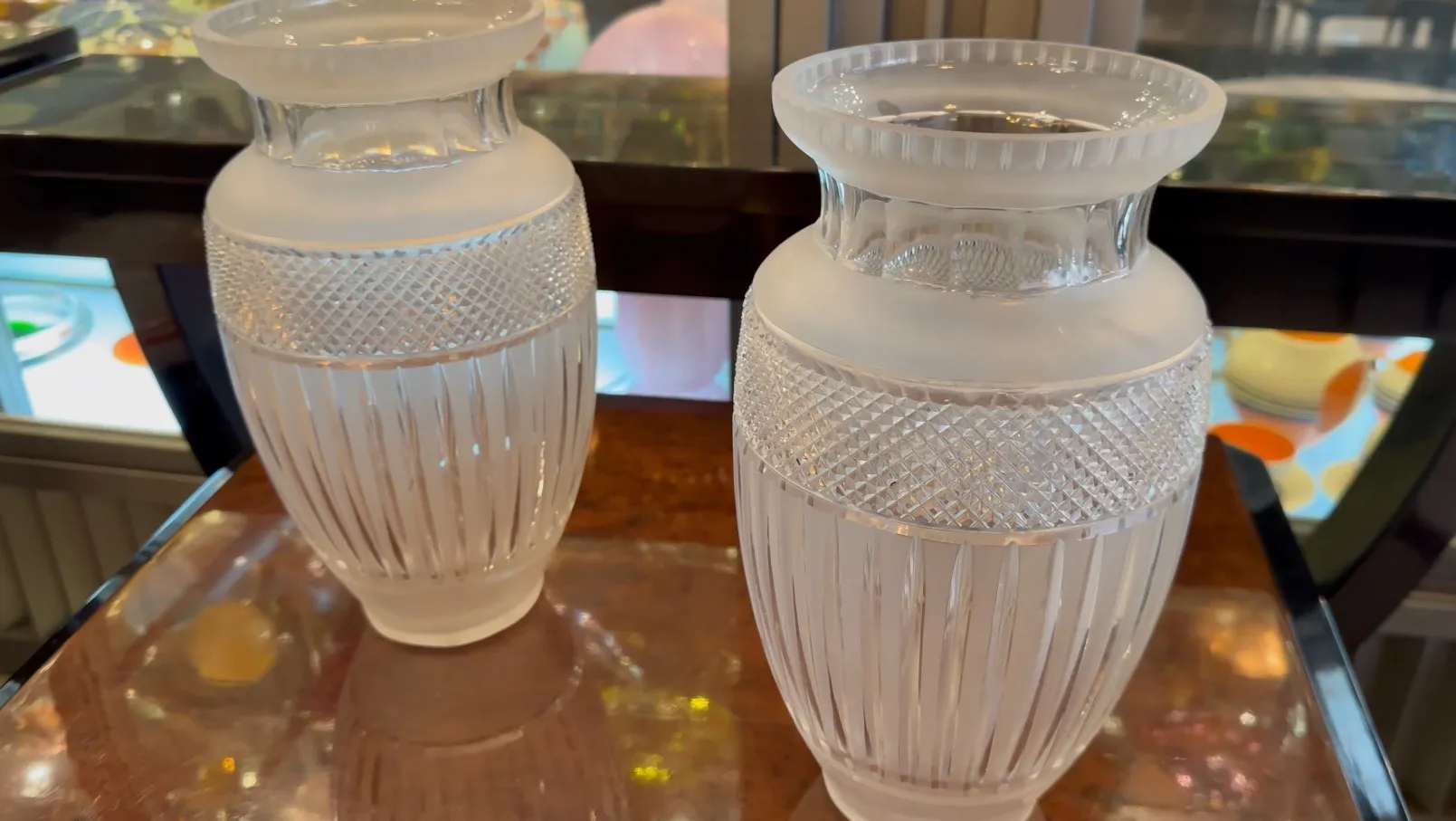 due vasi antichi con design decorativo