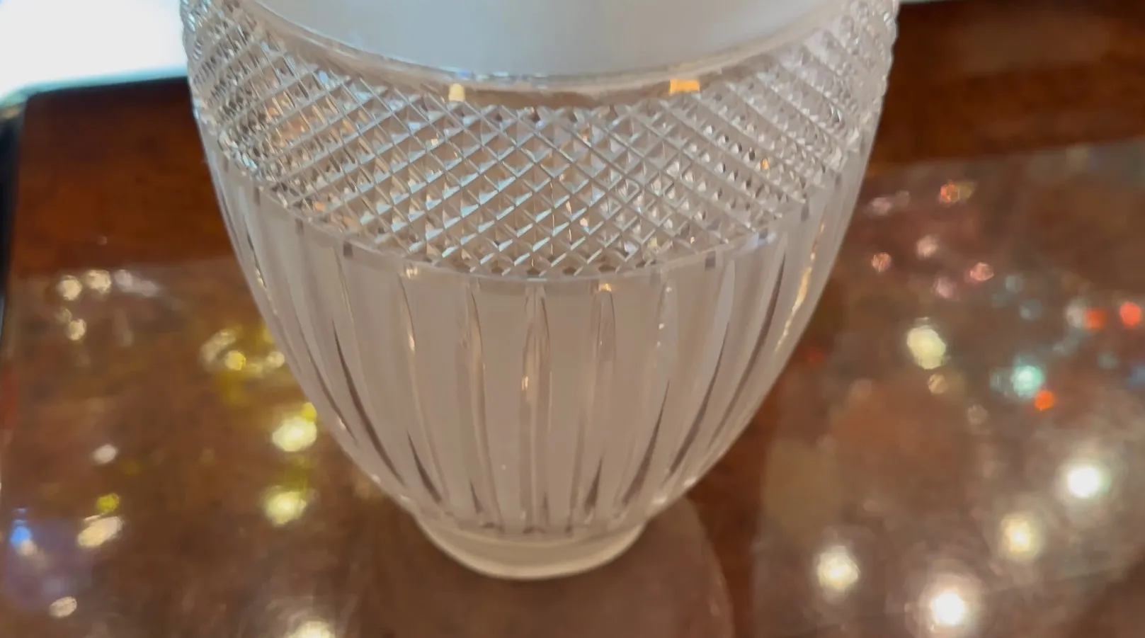 due vasi antichi con dettagli decorativi eleganti