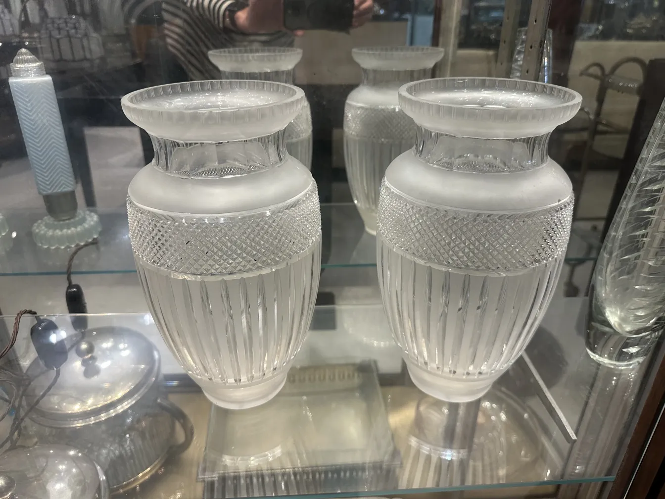 due vasi antichi in vetro con dettagli decorativi