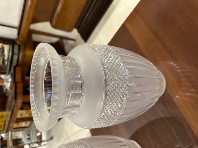 due vasi in vetro antichi con design elegante
