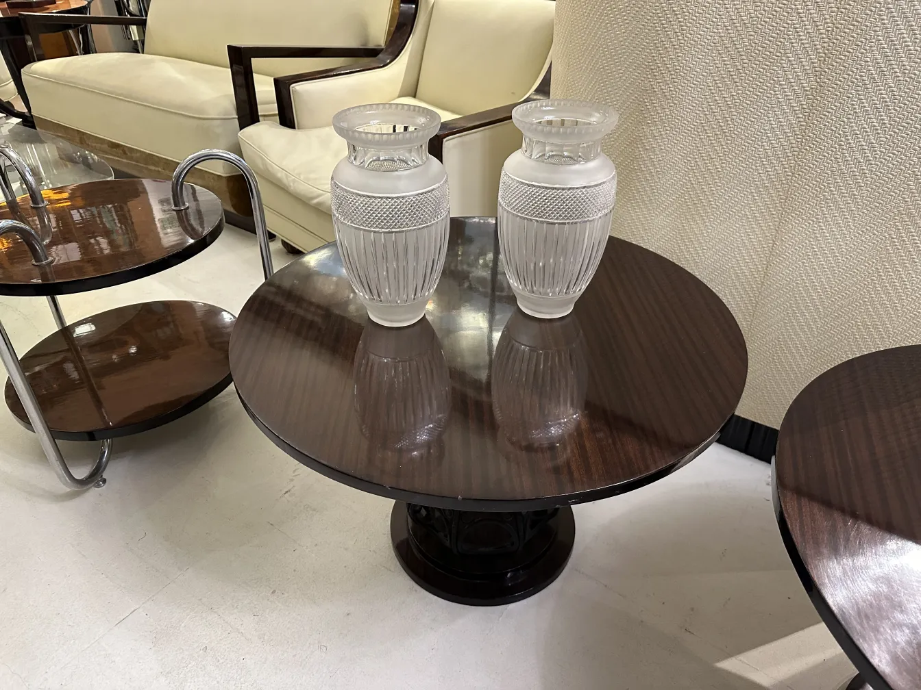 due vasi antichi con design elegante su un tavolo