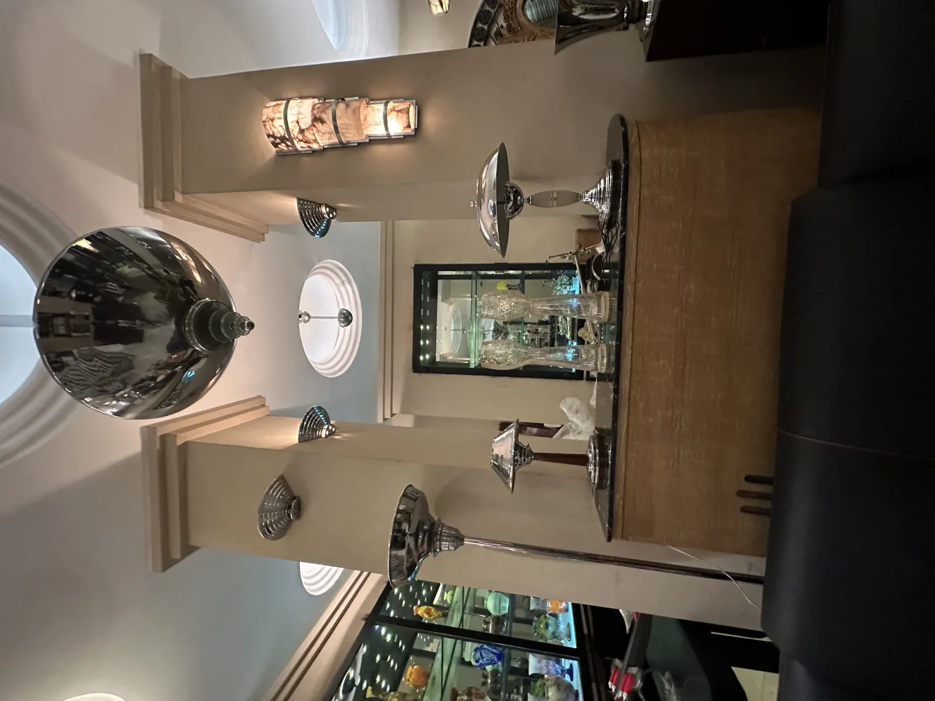 due vasi antichi decorativi su un tavolo elegante