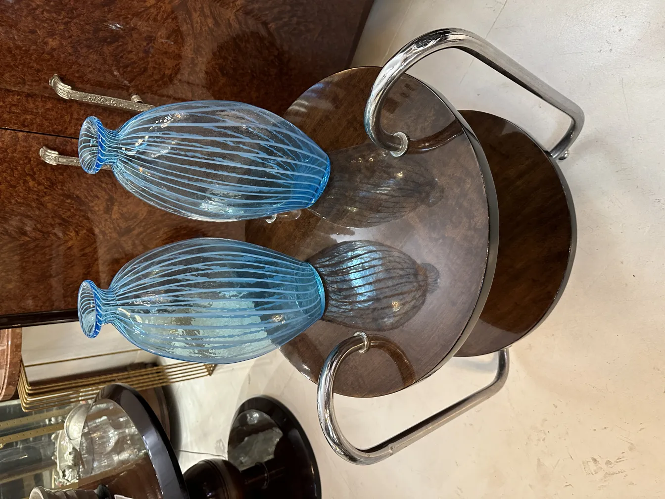 Due vasi antichi decorativi blu su un tavolo