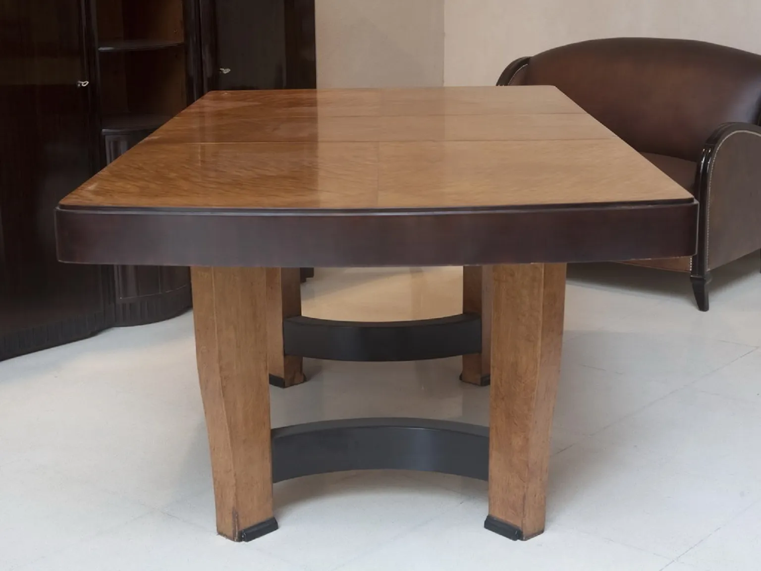 Art Deco dining table for eight people, set in an elegant ambiance.