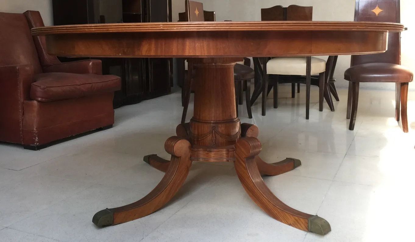 Antique dining table for 8 to 6 people, featuring decorative legs and an elegant design.