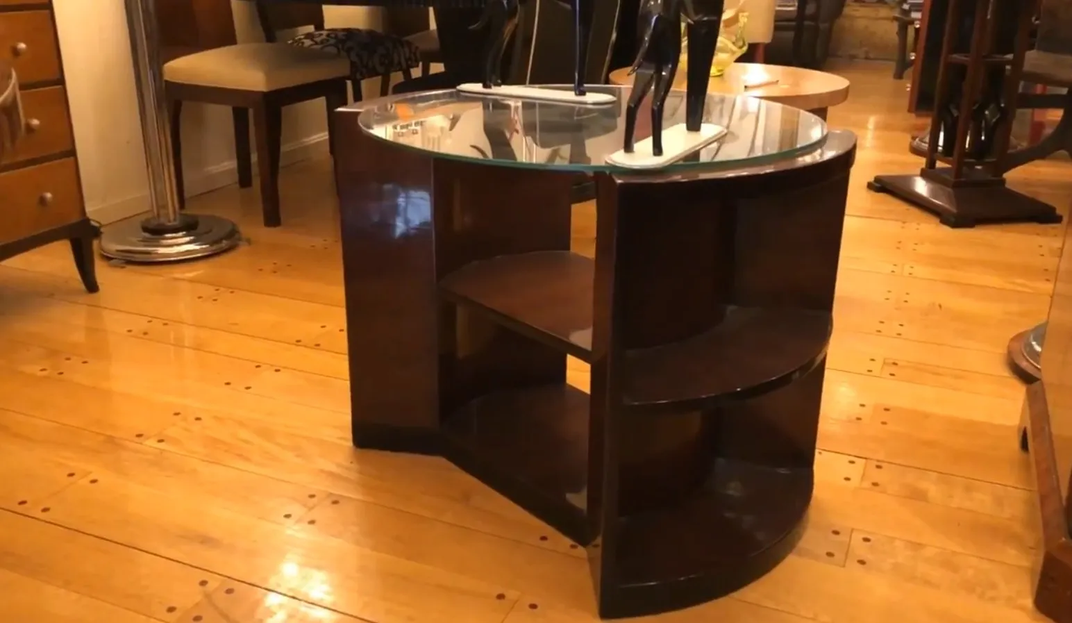 art deco antique table with curved shapes and a cozy atmosphere