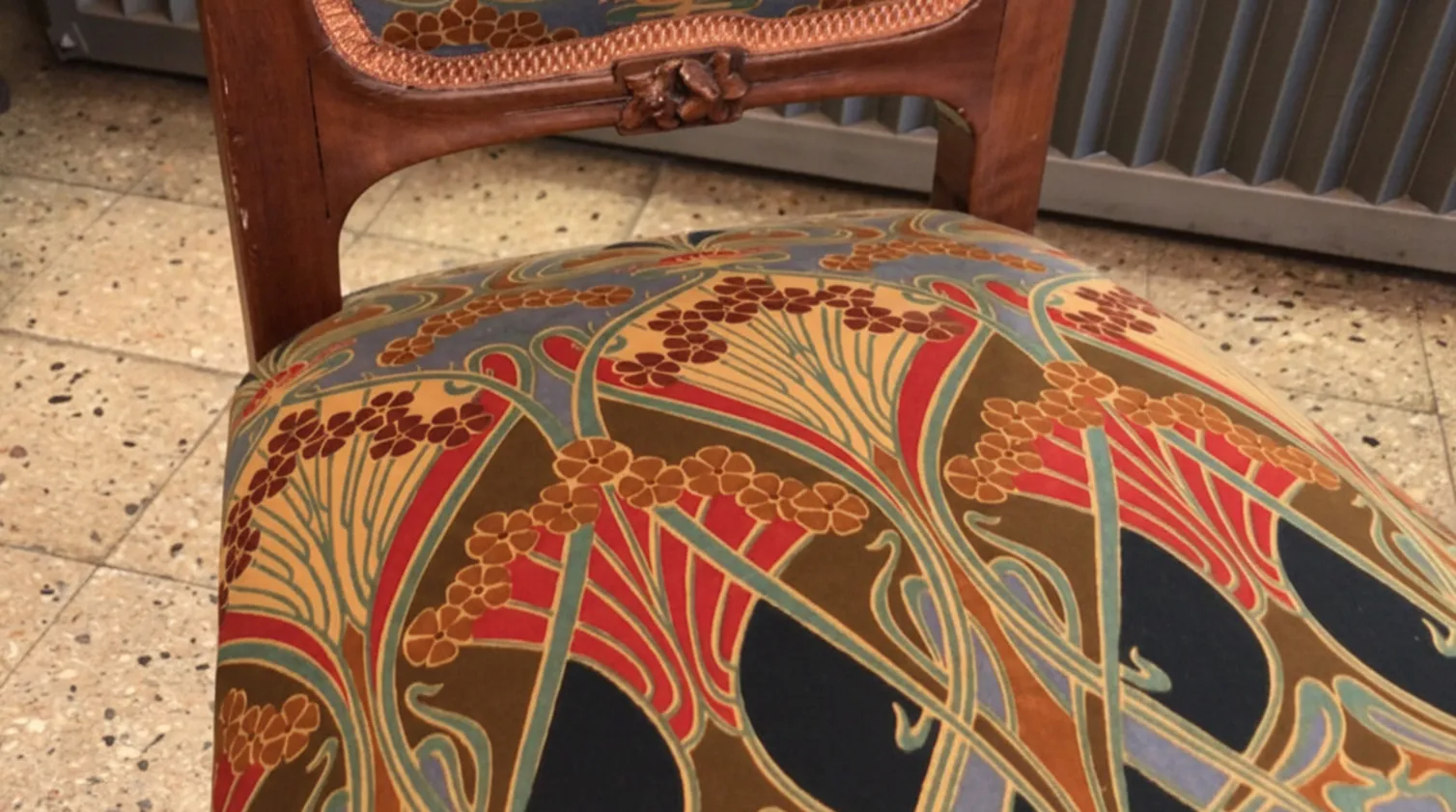 sedia antica con rivestimento artistico e colorato