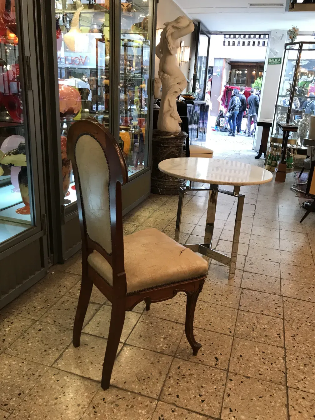 sedia antica restaurabile con design elegante