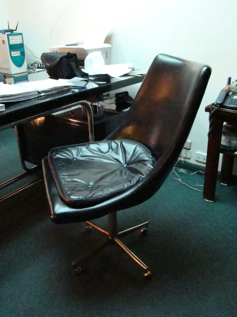 Sedie da scrivania antiche con design classico in un ambiente professionale.