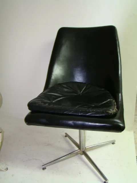 sedie da scrivania antiche con design classico, una sedia con sedile usurato