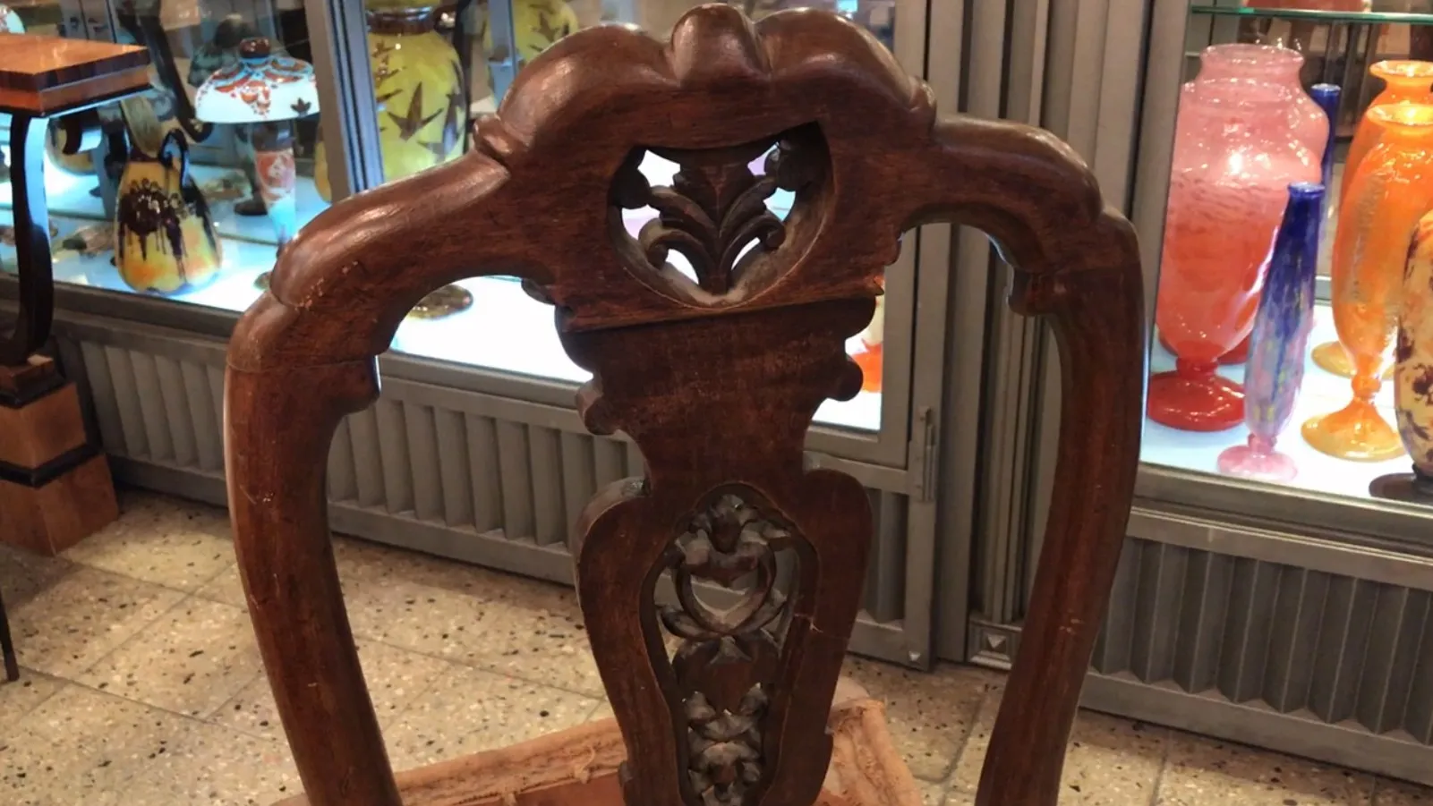 Sedie antiche con design dettagliato nello schienale.